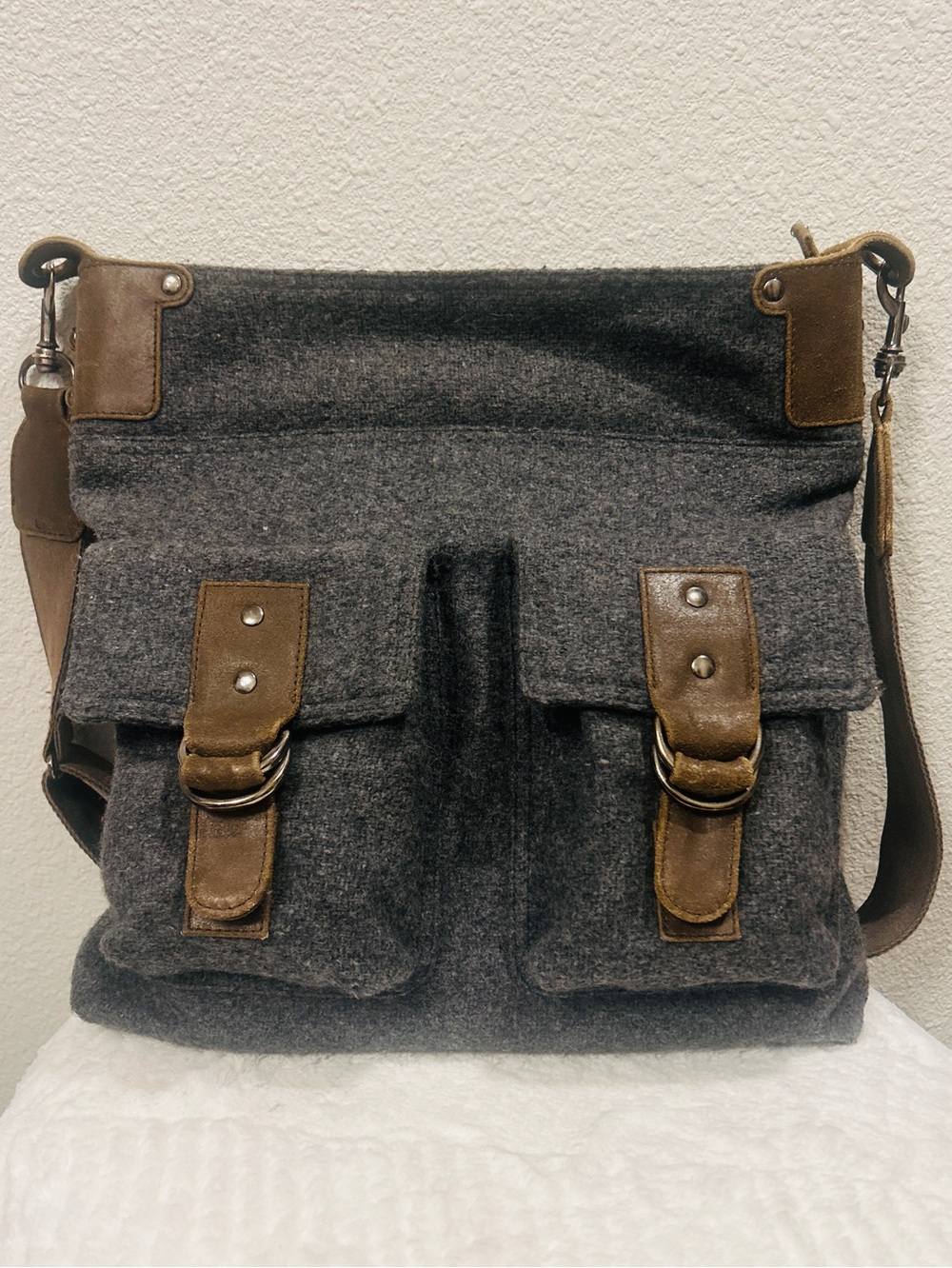Mo and Co Gray & Brown Leather Crossbody Shoulder Messager Bag Top Zip